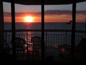 See the sunrise from the livingroom.