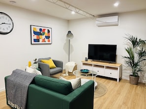 The new sofa bed can accommodate two more guests. Smart TV and high speed Wifi.