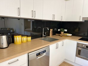 Bosch dishwater with brand new oven and cooktop. Generously equipped kitchen.
