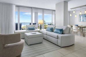 Gulf Front Living Room &amp; Dining Area (Floor Location Assigned At Check-In)