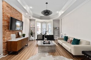 "Excellent location, clean, cozy, and easy to communicate with! We had a great girls’ weekend!" - Laura, 5 Star Review
