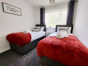 Bedroom 1, 2 singles or 1 kingsize setup