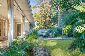 Located in a beautiful neighborhood, near the best local attractions, enjoy your relaxing oasis.