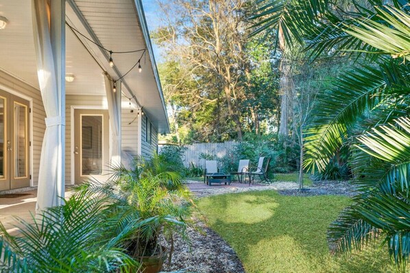 Located in a beautiful neighborhood, near the best local attractions, enjoy your relaxing oasis.