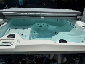 Newly adrelaxation-ground hot tub for relaxtion!