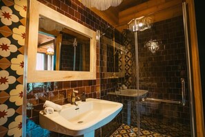 ... et salle d'eau avec douche à l'italienne et WC