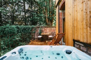 Magnifique terrasse avec jacuzzi privatif au calme et dans un écrin de verdure 