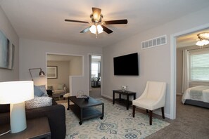 Living Room w/Large 4k Smart TV & Digital Antenna