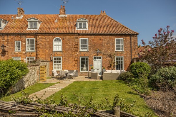 Alice House, Burnham Market: Front elevation