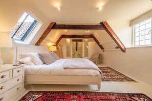 Alice House, Burnham Market: Master bedroom with king-size bed