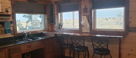 Kitchenette and bar in Juniper Cabin