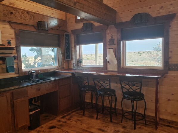 Kitchenette and bar in Juniper Cabin