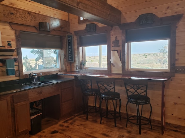 Kitchenette and bar in Juniper Cabin