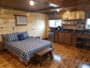 Juniper Cabin, main studio-style room