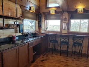 Kitchenette and bar in Juniper Cabin