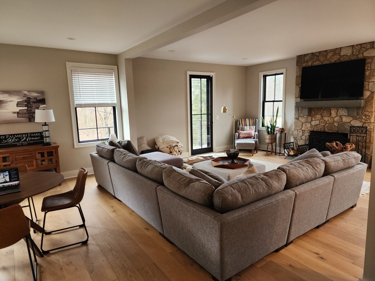 Candlewood Lake Front with Dock,Chef’s Kitchen.  Sleeps 12