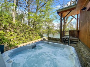 Véritable Spa avec vue sur la rivière
