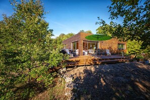 Grande terrasse avec salon de jardin et table extérieure - Grand terrain arboré - Salon de jardin au milieu des chênes - Parking privé sur la propriété - SPA gonflable disponible d'avril à octobre.