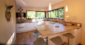 Cuisine entièrement équipée - Cafetière type filtre (moulu) / Bouilloire - Plaque de cuisson induction - Linge de maison fournis - Lave vaisselle - Espace repas (bar + chaises hautes) pour 5 personnes.