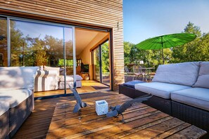 Grande terrasse avec salon de jardin et table extérieure - Grand terrain arboré - Salon de jardin au milieu des chênes - Parking privé sur la propriété - SPA gonflable disponible d'avril à octobre.