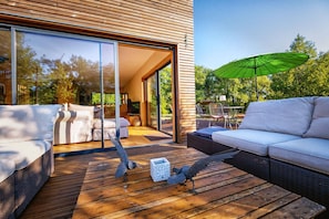 Grande terrasse avec salon de jardin et table extérieure - Grand terrain arboré - Salon de jardin au milieu des chênes - Parking privé sur la propriété - SPA gonflable disponible d'avril à octobre.