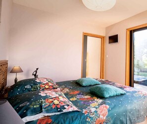 Bedroom 1 with a double bed 160x200 - The bed is made up on arrival - Wardrobe with hangers - Bathroom with shower and WC - Hairdryer - Towels provided - Children's bed with mattress (sheets not provided);