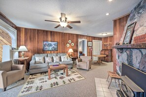 Living Room | Free WiFi | Central A/C | Smart TV