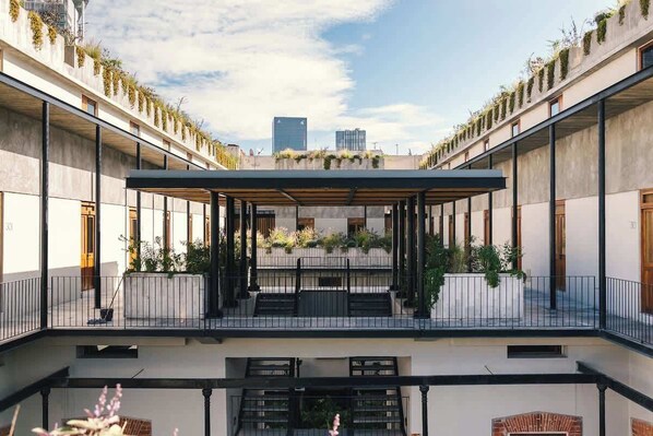 Welcome to our building's cool 3rd-floor terrace! It's a chill common area where you can unwind, soak up the awe-inspiring views of downtown Mexico, and get lost in the stunning greenery.