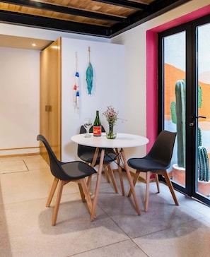 Our fully equipped kitchen includes a dining table with access to the patio, providing plenty of fresh air and natural light while you enjoy your meals.