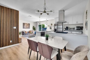 Comfortable &amp; Spacious Dining room, Kitchen and Living room
