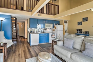 Living Area | Smart TV w/ Cable