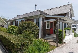 Aloha Cottage is a quiet and serene environment