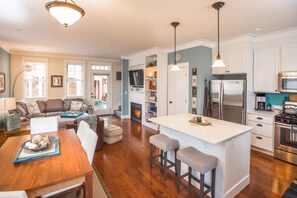 It is the perfect space for two, four or a group of six.
