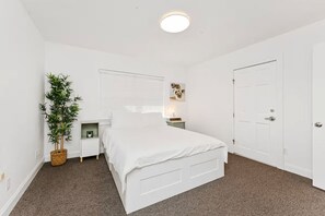 Master bed room with queen bed