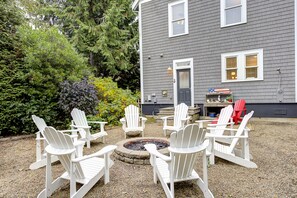 outdoor seating around the fire pit