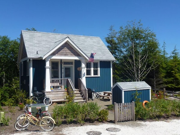 Flotsam House is a fully furnished house located in beautiful Seabrook Washington