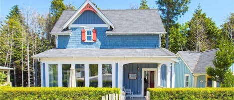 Seaside Treasure with front sun porch