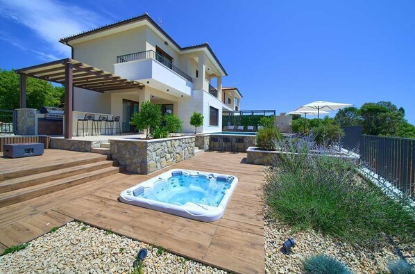 Outdoor spa tub