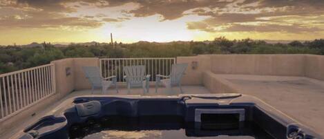 Roof top hot tub with 360° mountain views!