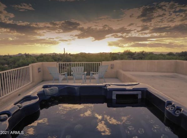 Roof top hot tub with 360° mountain views!