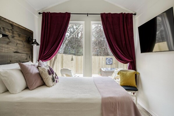 Cozy Tiny House with Hot Tub Near Canyon Lake / Romantic Couples Getaway