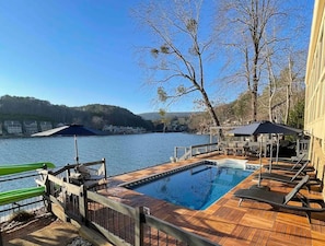 Lakefront home on Lake Arrowhead with tons of amenities & resort access