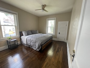 Bedroom w/Queen size bed 