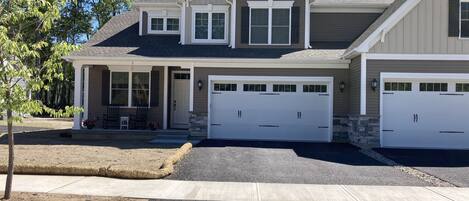 Brand new beautiful 3 bedroom, 2.5 bath Saratoga carriage home! (2610 sq ft) 