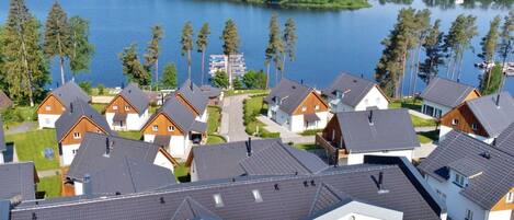 Water, Property, Building, Lake, Plant, Sky, Urban Design, Cottage, Residential Area, House