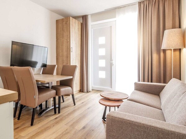 Pflanze, Eigentum, Zimmerpflanze, Gebäude, Blumentopf, Beleuchtung, Interior Design, Holz, Flooring, Fussboden