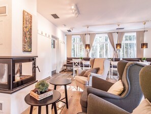 Möbel, Interior Design, Flooring, Fussboden, Beleuchtung, Zuhause, Wohnzimmer, Zimmer, Wohnung, Stuhl