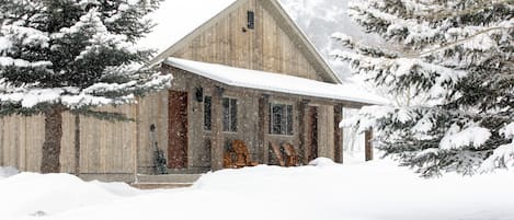 Our king twin cabins on a peaceful snowy day at Moose Creek Ranch. 