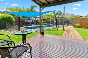Swimming pool/Backyard