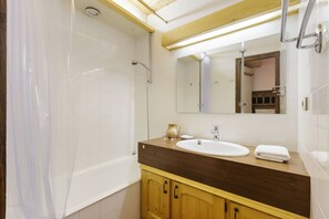 Contemporary shower room